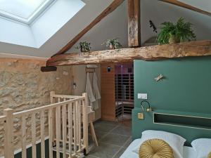 シャンスラードにあるGite La Maisonnetteのアーチ型の天井と階段が備わる客室です。