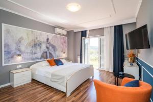 1 dormitorio con 1 cama y una gran pintura en la pared en Holiday Home Trojkovic, en Dubrovnik 41 fotos más