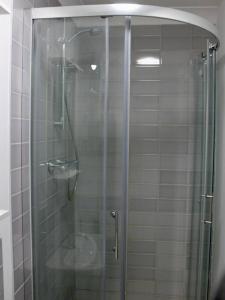 um chuveiro com uma porta de vidro na casa de banho em Modern Guest Lodge, Centrally Located, Free Parking, 8 Min to LGW Airport em Crawley