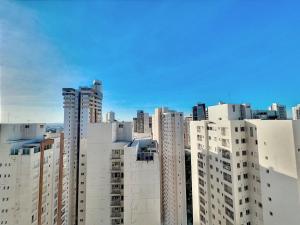 uma vista para uma cidade com edifícios altos em Charmoso apartamento no Jardim Goiás em Goiânia