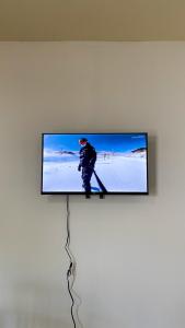 a flat screen tv hanging on a white wall at Suite de Asdruval in Puerto Baquerizo Moreno