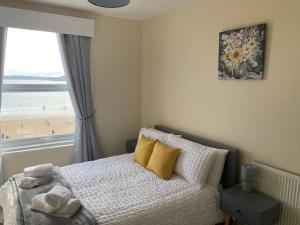 una camera con letto e vista sulla spiaggia di Sunrise View Flat 1 a Scarborough