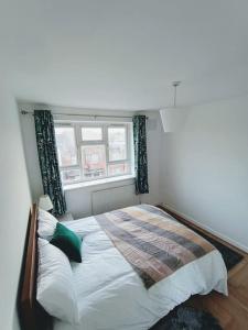 En eller flere senge i et værelse på Spacious 3 bed flat opp Springfield park, Hackney.