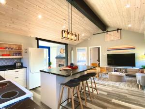 Creekside Cottage - kayak/SUP, fishing, game room tesisinde mutfak veya mini mutfak