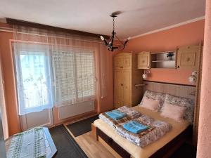 Postel nebo postele na pokoji v ubytování Szabó Apartmanház