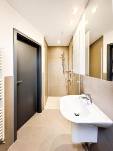 La salle de bains est pourvue d'un lavabo et d'une douche. dans l'établissement SI-View Doppelzimmer Zimmer 23, à Siegen