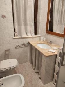 ein Bad mit einem Waschbecken und einem WC in der Unterkunft Affittacamere Il Picchio in Perugia