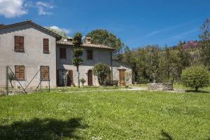 una gran casa blanca con un patio de césped en Affittacamere Il Picchio en Perugia