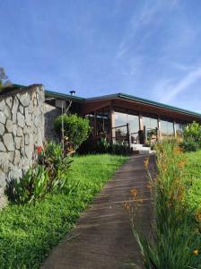Taman di luar El Toucanet Lodge & Restaurante