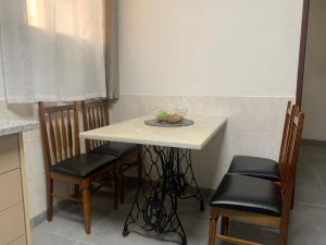 een tafel met twee stoelen en een fruitschaal erop bij Casa Touriga in Arruda dos Vinhos