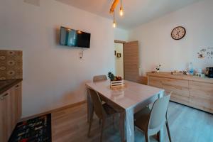 una cucina e una sala da pranzo con tavolo e sedie di Guest House Cefalù a Cefalù