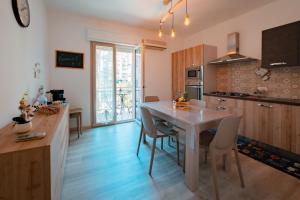 een keuken met een tafel en stoelen in een kamer bij Guest House Cefalù in Cefalù