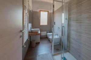 een badkamer met een toilet, een wastafel en een douche bij Guest House Cefalù in Cefalù +8 foto's