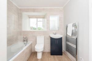 uma casa de banho com um WC, um lavatório e uma banheira em Blue Cottage - 3 bedroom cottage in Feock em Feock