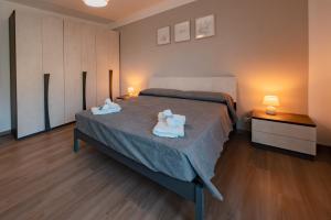 een slaapkamer met een bed met handdoeken erop bij Guest House Cefalù in Cefalù