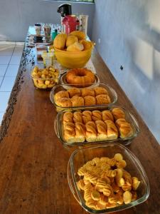 阿基道阿納的住宿－Pousada Cachoeira do Campo，一张桌子,上面放着糕点和碗
