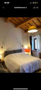 ein Schlafzimmer mit einem großen weißen Bett in einem Zimmer in der Unterkunft Villa Colonia in Campofilone