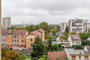 a view of a city with buildings and trees at Appartement spacieux aux portes de Paris in Châtillon