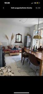 ein Wohnzimmer mit einem Esstisch und einem Sofa in der Unterkunft Villa Colonia in Campofilone