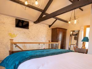 ein Schlafzimmer mit einem großen weißen Bett mit blauer Bettwäsche in der Unterkunft 1 Bed in Richmond 88589 in Easby