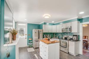 cocina con electrodomésticos blancos y paredes azules en Eagleville Home with Porch, Near Valley Forge Casino, en Eagleville
