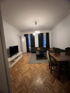 een woonkamer met een bank en een tafel bij Home Inn KG26 in Stockholm