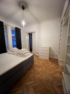 Een bed of bedden in een kamer bij Home Inn KG26