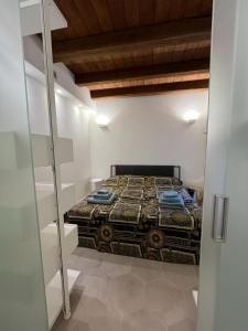 Een bed of bedden in een kamer bij Charme in Centro with private parking