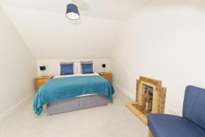 Un pat sau paturi într-o cameră la Achloist Holiday Cottage