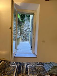 - une chambre avec une porte menant à une porte dans l'établissement Charme in Centro with private parking, à Ascoli Piceno