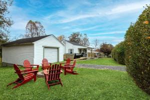Κήπος έξω από το New River Gorge Cottage w Hot Tub, Fire Pit, Grill
