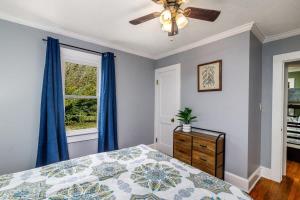 1 dormitorio con 1 cama y ventilador de techo en Lovely Cottage w Hot Tub & Grill New River Gorge, en Oak Hill