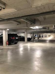 un garage vide avec des voitures qui y sont garées dans l'établissement Appartement NEUF et LUXUEUX à Liège, à Seraing