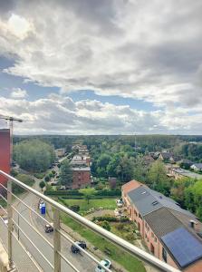 desde el balcón de un edificio con vistas a la ciudad en Appartement NEUF et LUXUEUX à Liège en Seraing