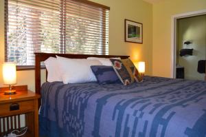Rúm í herbergi á Montecito Sequoia Lodge