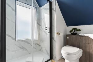 W łazience znajduje się toaleta i przeszklony prysznic. w obiekcie Bowles Aparthotel by Yoko Property w mieście Redcar