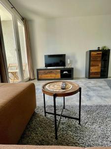 a living room with a coffee table and a tv at RuhrGEbietsquartier - Gemütliche Wohnung in Gelsenkirchen-Buer in Gelsenkirchen