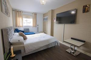 Katil atau katil-katil dalam bilik di Stunning 2-Bed Apartment in Manchester