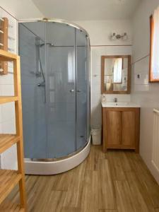 La salle de bains est pourvue d'une douche et d'un lavabo. dans l'établissement Domek nad jeziorem Guzowy Piec, à Guzowy Piec
