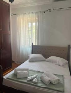 a bed with two towels and a tray on it at ΠΟΛΥΞΕΝΗ -ΕΚΑΒΗ in Kondiás