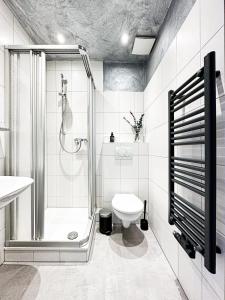 een witte badkamer met een douche en een toilet bij SI-View Doppelzimmer mit Stadtblick Zimmer 22 in Siegen