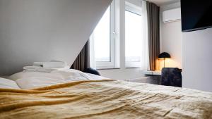 a bedroom with a large bed and a window at SI-View Doppelzimmer mit Stadtblick Zimmer 22 in Siegen