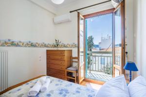 Giường trong phòng chung tại Skopelos port view home
