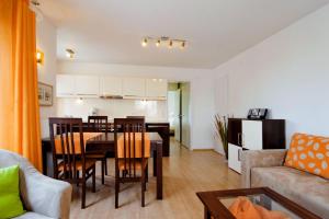 a kitchen and living room with a table and chairs at Zinnowitz, Fewo Sonnendomizil in Zinnowitz