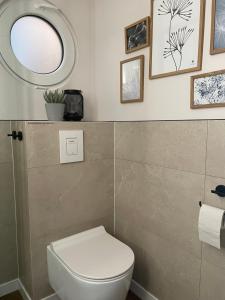Modernes festliegendes Hausboot mit großzügiger Dachterrasse und Ruderboot的一间浴室