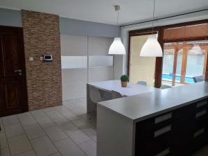 Kuchyň nebo kuchyňský kout v ubytování Vila MAX - WHIRLPOOL & BAZÉN & SAUNA