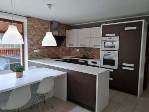 Kuchyň nebo kuchyňský kout v ubytování Vila MAX - BAZÉN & SAUNA