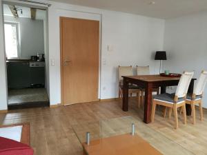 ein Wohnzimmer mit einem Holztisch und Stühlen in der Unterkunft Ganzes Haus, Zentrale Lage Adenau Nürburgring in Adenau
