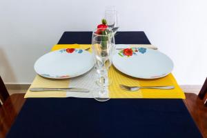 a table with two plates and a wine glass at JRéside Appart SOLO-DUO 30m2 centre ville in Cotonou