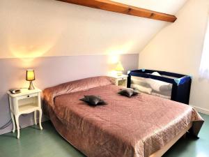 1 dormitorio con 2 camas y almohadas en Gîte de France à Sarroux - St Julien 3 épis - Gîte de France 6 personnes 414, en Sarroux